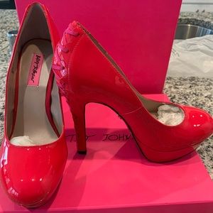Betsey Johnson neon pink size 9 pumps